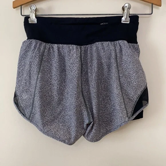 Lululemon Hotty Hot Short (Naked 4”) - Picture 4 of 8